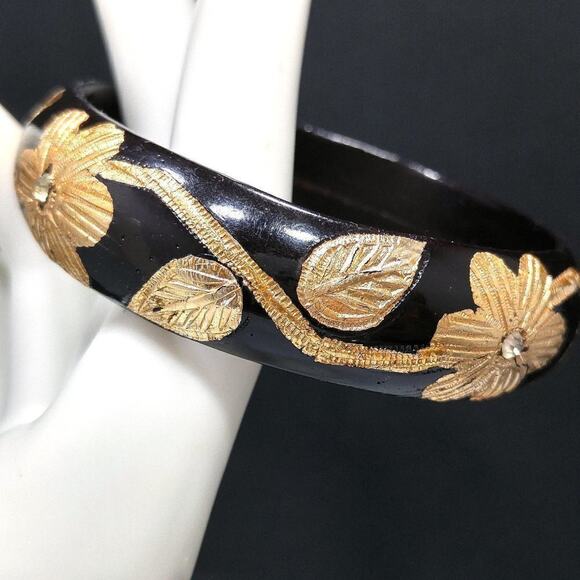 Vintage Lacquered Gold Floral Inlay Bangle Bracelet, Black Gold, 7 1/4 Inches - Picture 1 of 8
